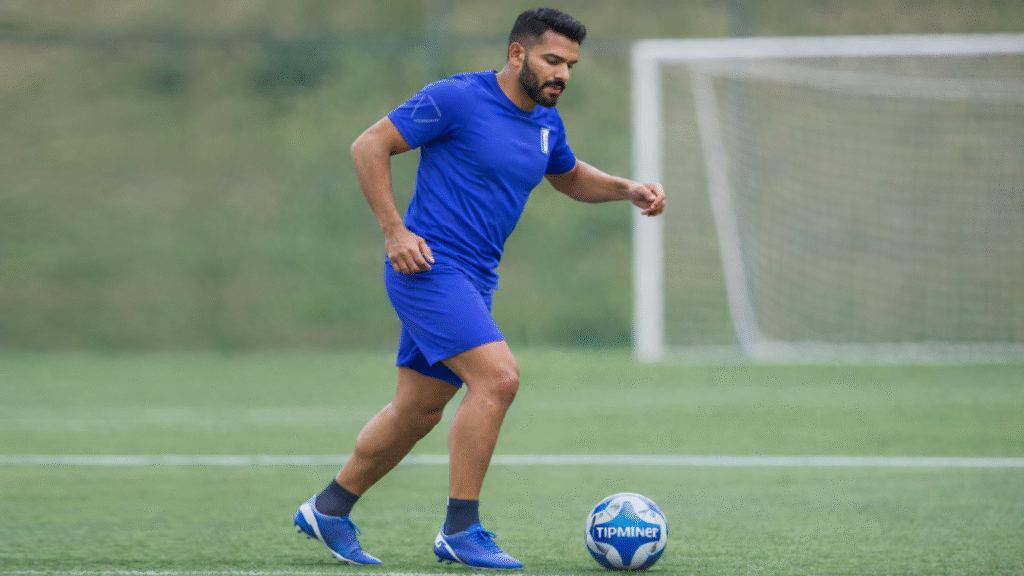 Dante, THE SPARTAN, jogando bola com seu uniforme azul cobalto.
